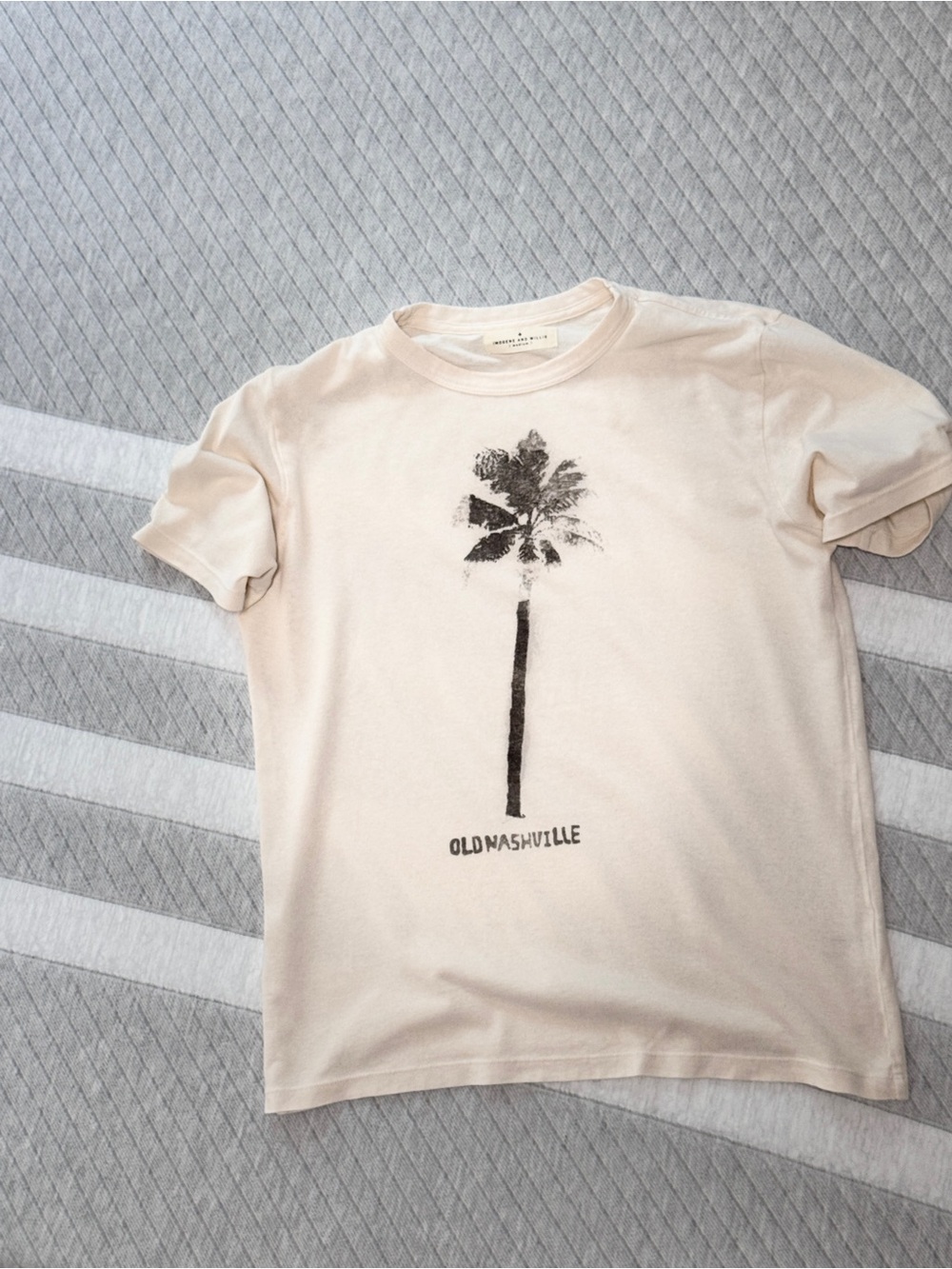 the "nashville" tee in vintage white, beige.